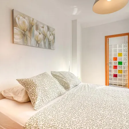 Cozy Retreat With Ocean Views, Private Terrace & Ensuite Apartment