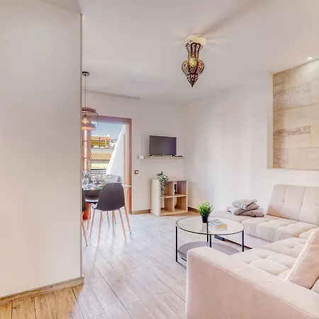 Cozy Retreat With Ocean Views, Private Terrace & Ensuite Apartment